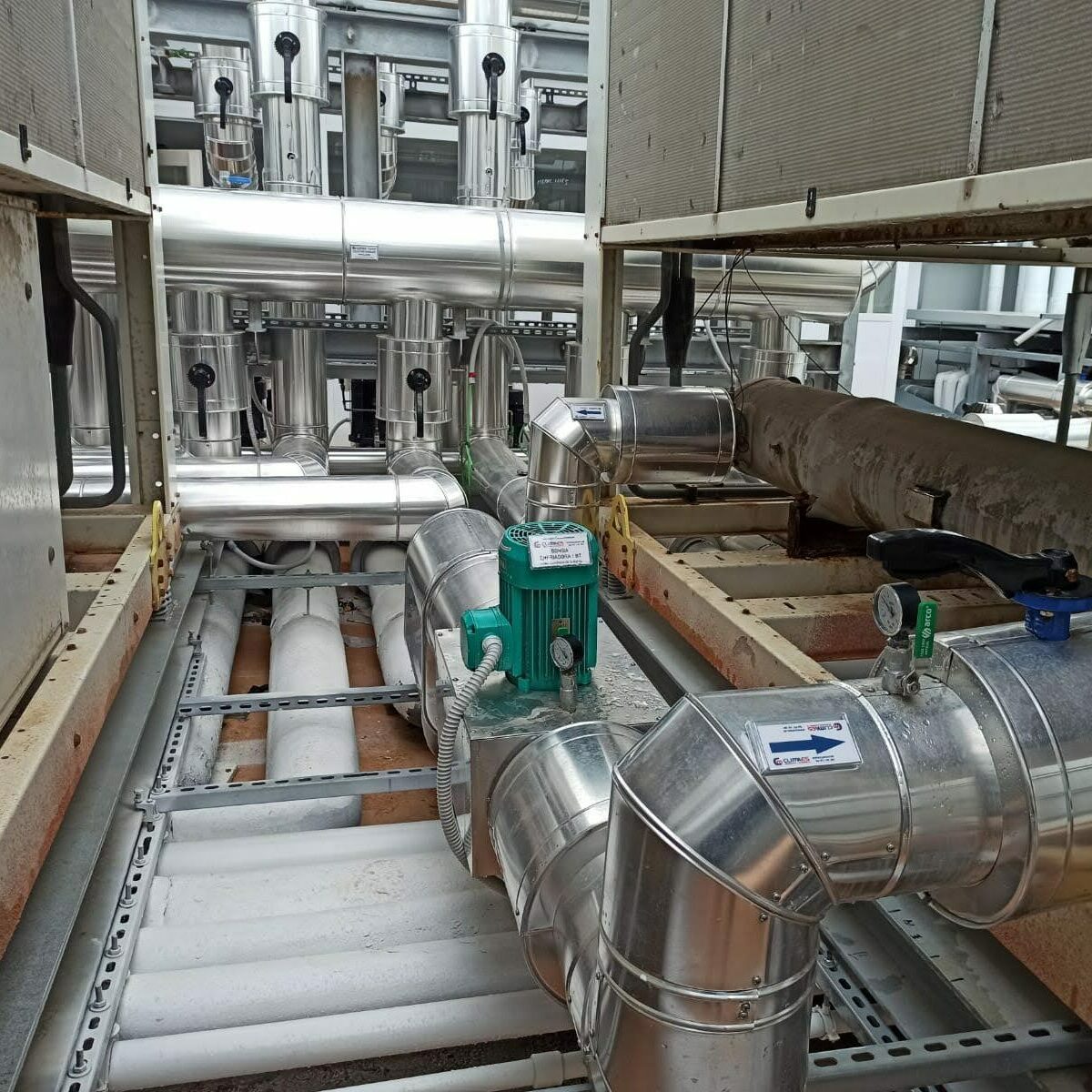 Detalle de sistema de tuberías en instalación de climatización